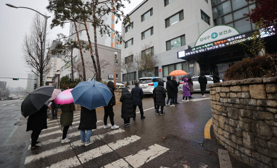 13일 서울 강서구보건소에 마련된 코로나19 선별진료소에서 검사를 받으려는 시민들이 줄을 서고 있다.  연합뉴스